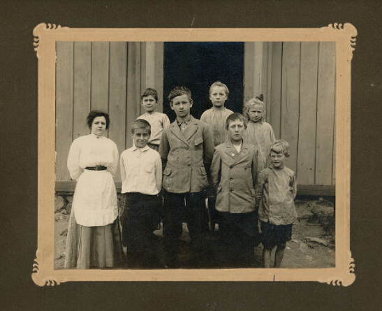 1907 children at Pinegrove Schoolhouse